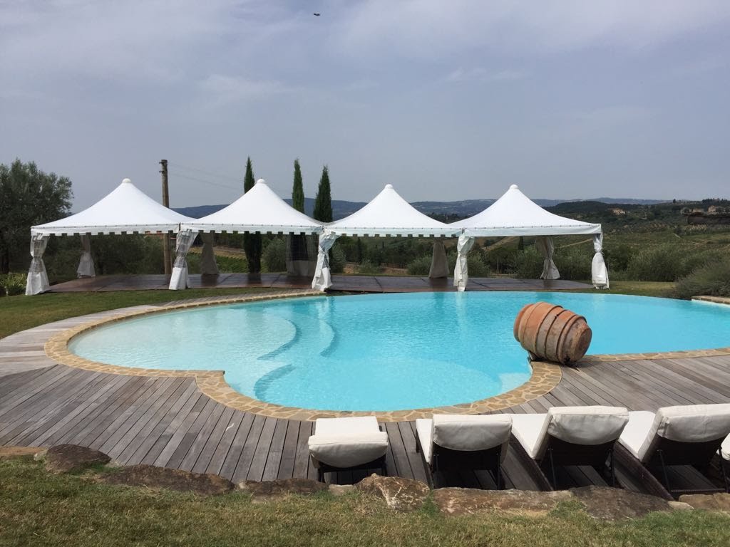 Tensostruttura allestita in villa