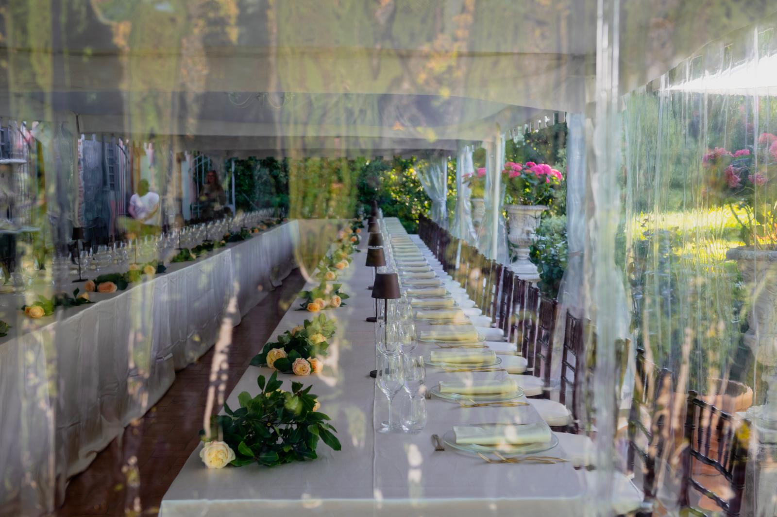 Allestimento serale con luci calde in tensostruttura