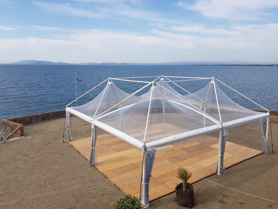 Tensostruttura su prato